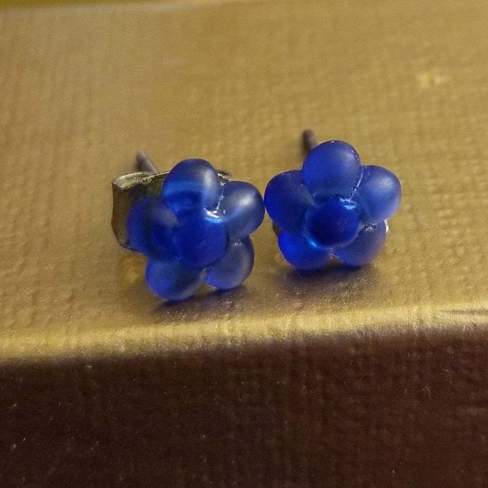 Simple blue floral post earrings